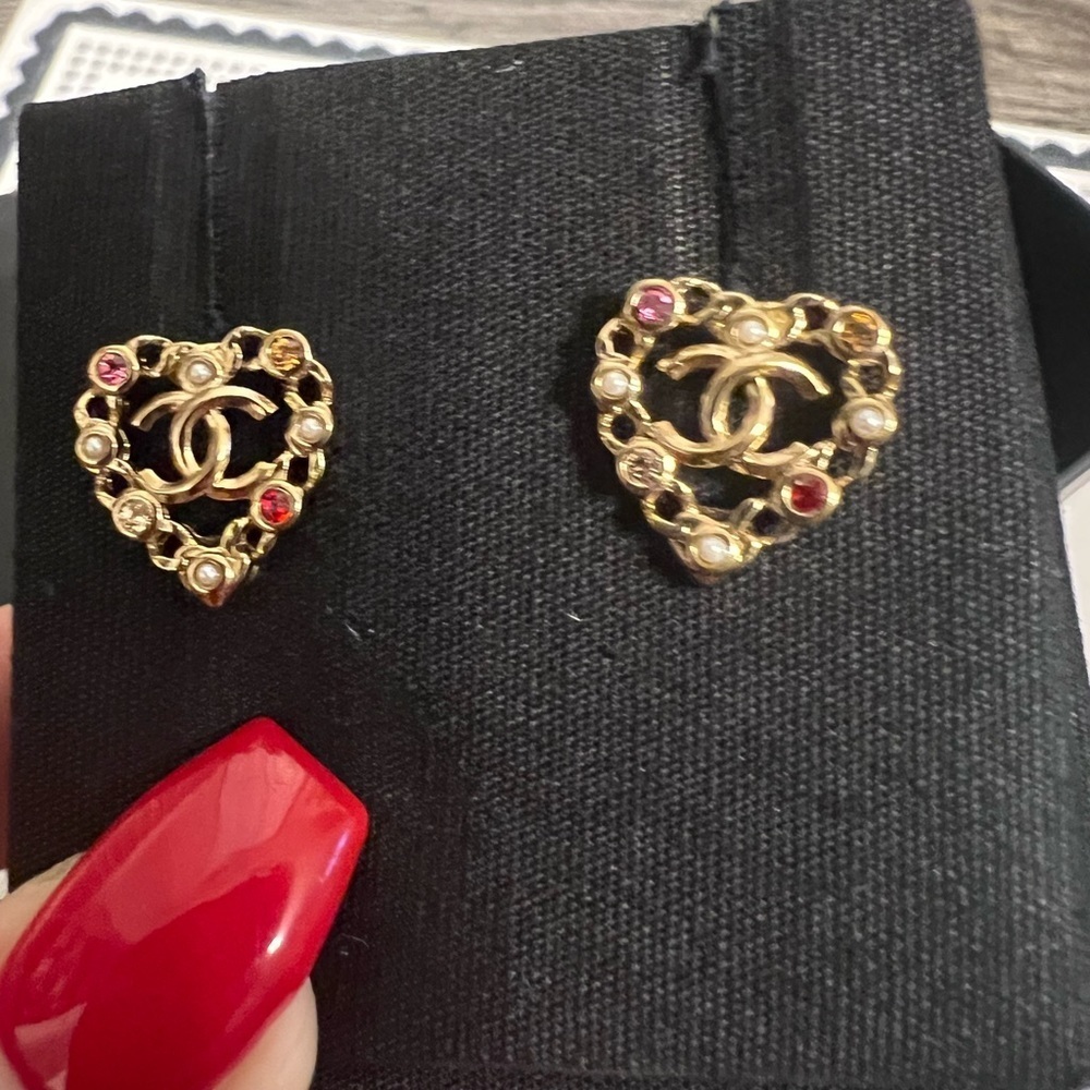 Chanel Gold Crystal and Faux Pearl CC Heart Earrings - Picture 4 of 7